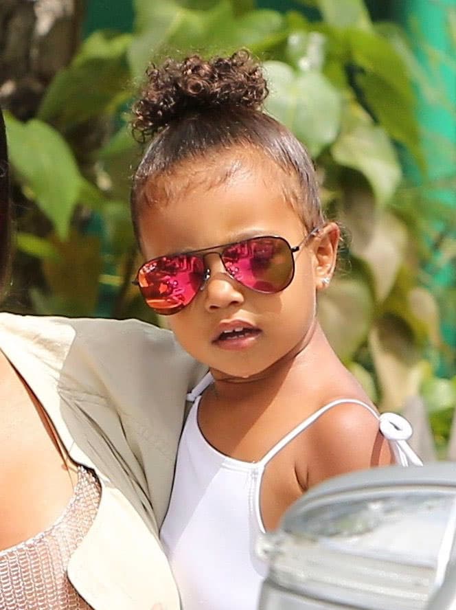 Nori con unos adorables lentes negros.