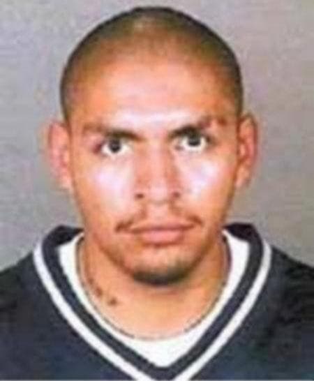 <b>Robert Morales</b> es un presunto miembro de la pandilla MS-13 y, según el FBI, tiene historial criminal que incluye varios asaltos, robos, transporte de narcóticos y violencia doméstica. El hombre es buscado por dos homicidios ocurridos en el 2000. Tiene vínculos con El Salvador.