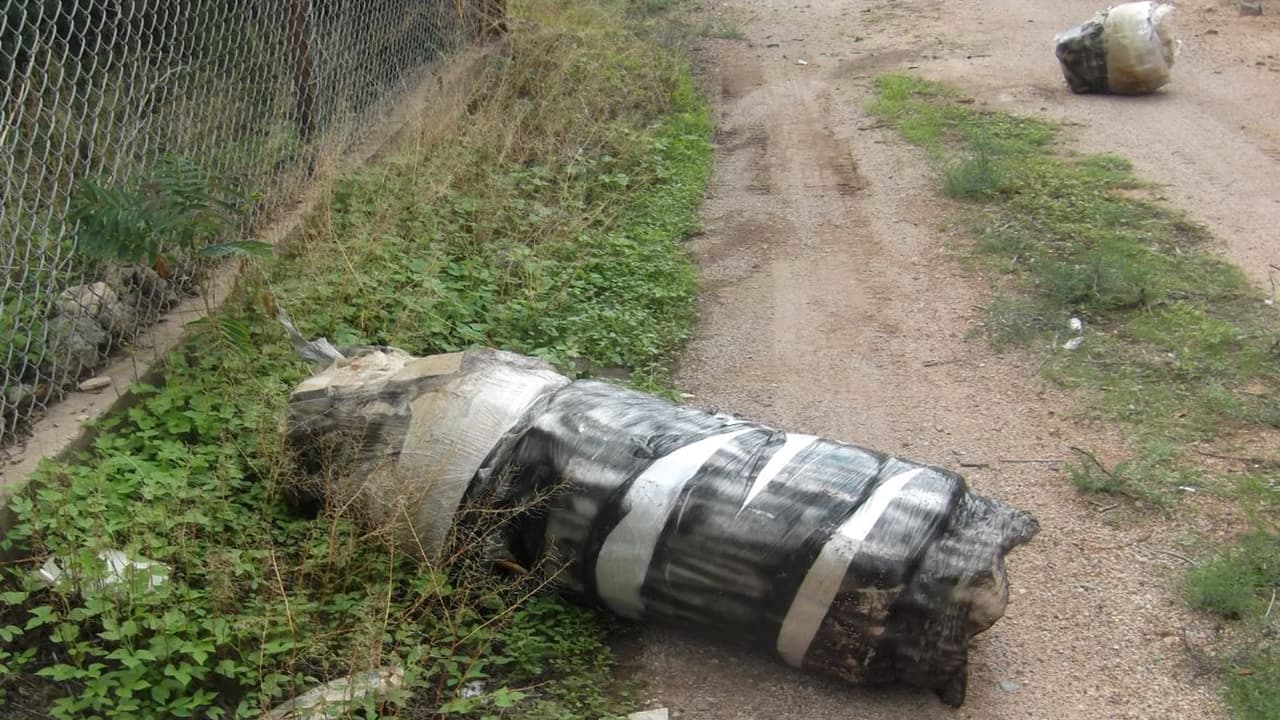 Contrabandistas lanzan un bulto con más de 140 libras de marihuana sobre el muro fronterizo