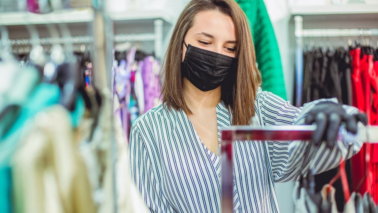 <b>Precauciones de uso de mascarillas</b>: Sin mandato de vacunación, solo mandato de uso de mascarillas.