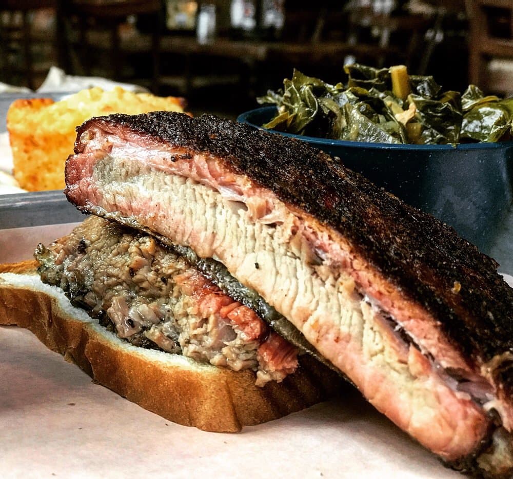 <b>Twin Smokers BBQ</b>
<br>Dirección: 300 Marietta St NW. Atlanta, GA. 30313
<br>Teléfono: (404) 698-4707
<br>Sitio web: 
<a href="http://www.twinsmokersbbq.com">www.twinsmokersbbq.com</a> 
<br>
<b><a href="https://www.yelp.com/map/twin-smokers-bbq-atlanta">Cómo llegar</a></b>
<br>
<br>En Yelp, se promocionan así: “Prometemos un buen rato delicioso para los amantes de las carnes ahumadas, las guarniciones frescas, la cerveza artesanal y los cócteles fuertes para acompañar la comida. Nos centramos en la barbacoa de alta calidad cocinada a fuego lento y nuestro objetivo es compartir nuestros favoritos con Atlanta”.