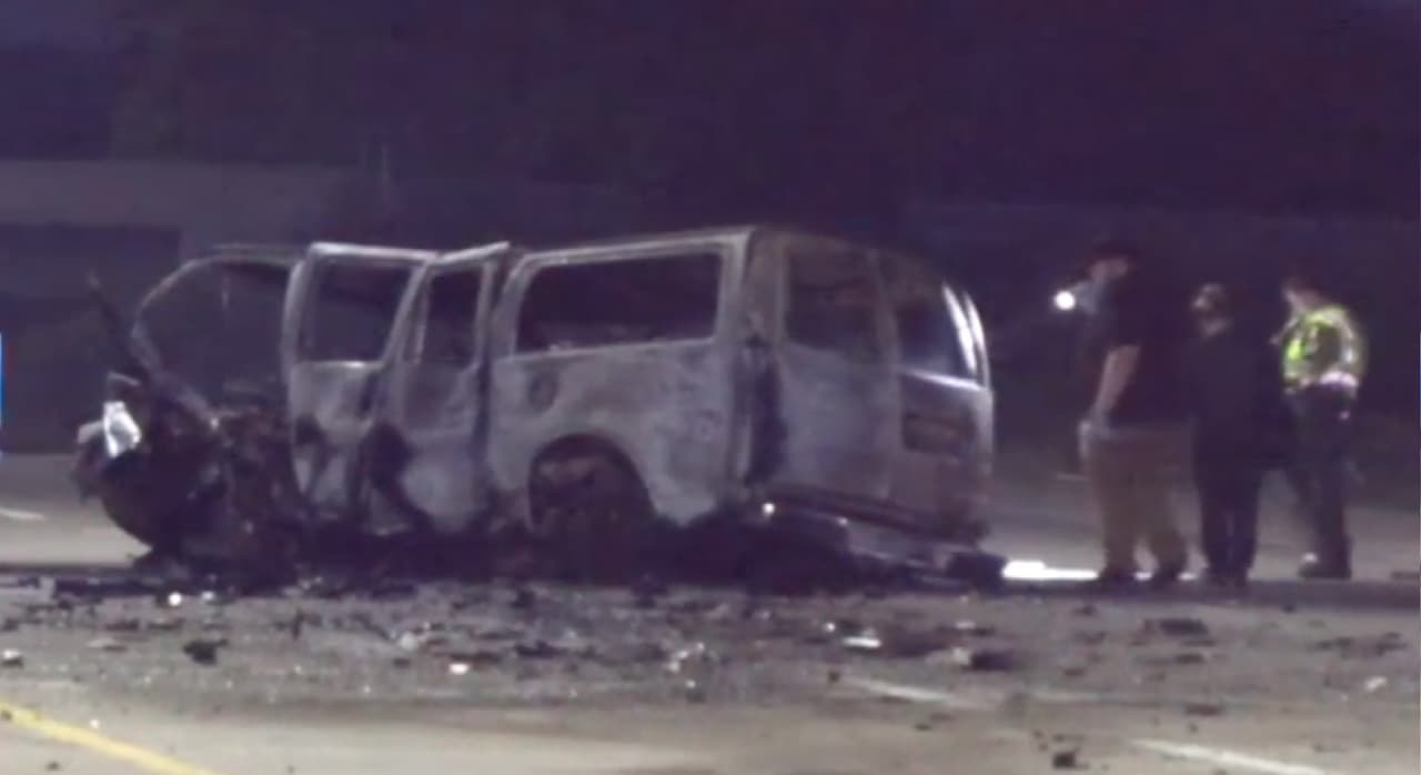 Debido al impacto ambas unidades quedaron envueltas en llamas, por lo que los servicios de emergencia se trasladaron al lugar de los hechos. El tránsito en la zona se vio seriamente afectado debido a los trabajos de rescate de los cuerpos.