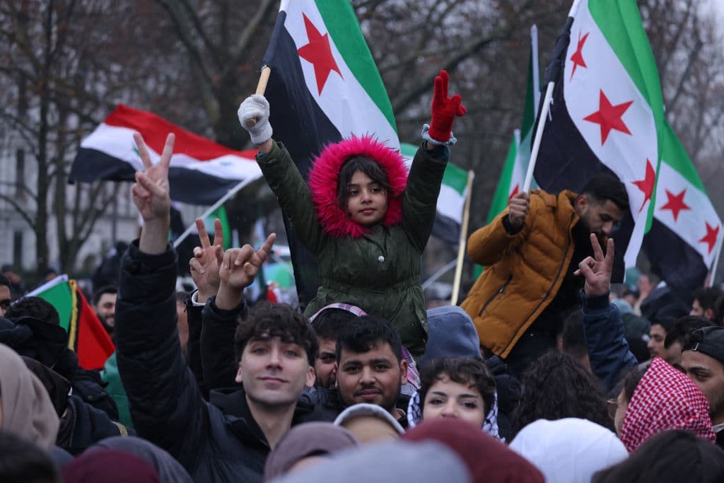 Expatriados sirios celebran la caída del régimen de Assad este domingo en Berlín.