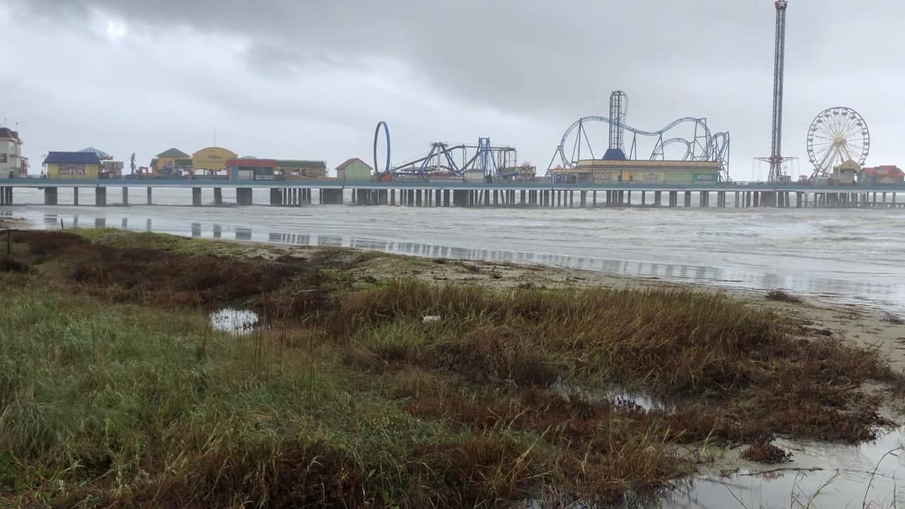 El mar continúa picado y se han registrado fuertes lluvias este lunes.