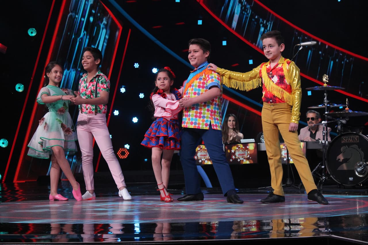 Y en un duelo de salsa Luisangeli, Kemish, Oscar, Aramis y Andrea demostraron sus mejores pasos. Bailaron al son de 'Valió la pena' de Marc Anthony y fue Kemish quien se llevó los dos puntos para su escuadrón. Gracias a esos dos puntos, Los Conquistadores fueron los mejores de la noche, mientras que Los Dinamitas y Los Peque Estrellas fueron los dos escuadrones con las puntuaciones más bajas.