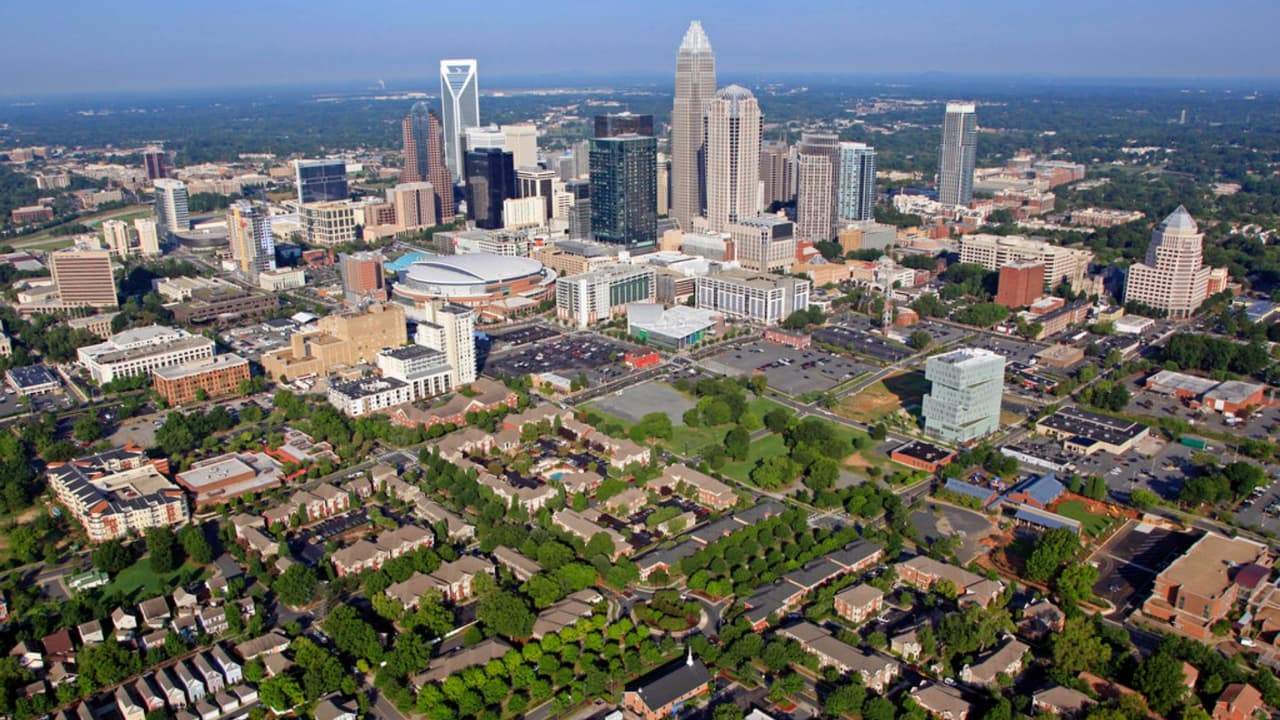<b>Charlotte, Carolina del Norte.</b> Los impuestos a la propiedad son razonables. Esta ciudad ofrece un mejor valor que algunas áreas metropolitanas de tamaño similar, al comparar los costos de vivienda con el ingreso familiar medio.