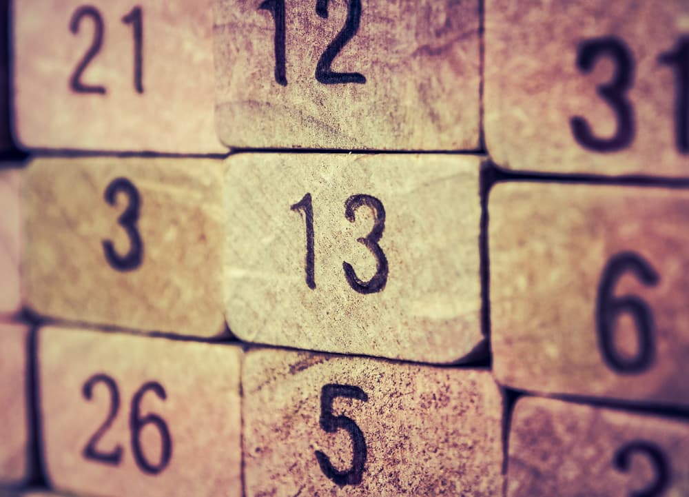 Una de las explicaciones más aceptadas es la que lo remonta a la asociación que se hace con Marte (dios de la guerra) y también al número 13 que los babilonios consideraban de mal agüero, debido a que era el mes extra que habían añadido a su calendario para hacerlo coincidir con los 365 días del año.