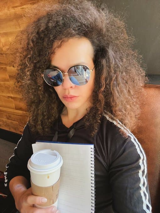 Asimismo, tiene un show de 'stand up' que él mismo escribe y presenta; se titula 'La vida es c*lera'. Además de aparecer en la puesta en escena 'Lavar, peinar y enterrar: historias de una estética en serie'.