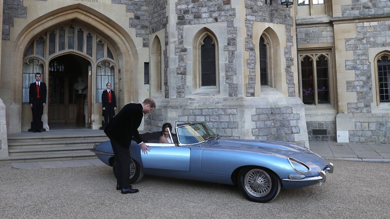 Harry y Meghan, ya como recién casados, partieron a bordo de un hermoso Jaguar E-Type de 1968 desde el Palacio de Windsor a su segunda recepción nupcial ofrecida por el Principe de Gales,