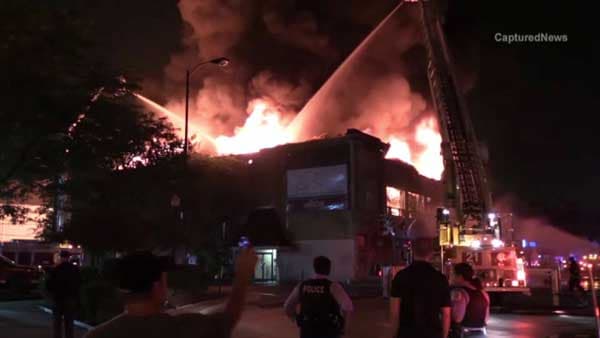 Voraz incedio consume Lincoln Square Lanes