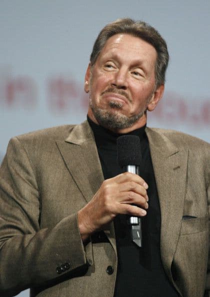 Su padre adoptivo le dijo que nunca llegaría a ser nada, su madre adoptiva murió. Ellison abandonó la Universidad y se fue a California. Fundó su empresa de base de datos, Oracle, en 1977.