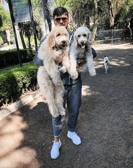 Es amante de los caninos y tiene dos peluditos que son su adoración, Chester y Paco.