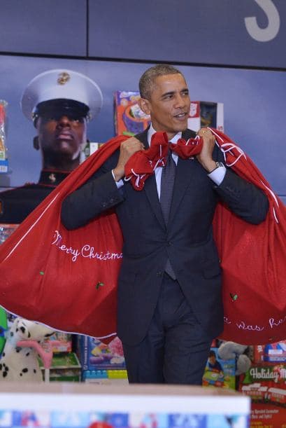 El presidente de Estados Unidos lució como todo un ´santa´ con estas enormes bolsas rojas llenas de juguetes.