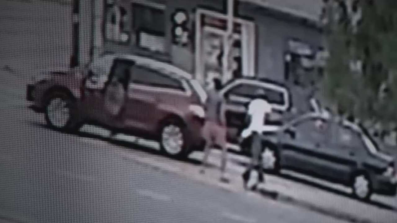 <b>Este video</b> muestra el momento exacto de la pelea entre 
<a href="https://www.univision.com/famosos/pablo-lyle-demandas-cunado-caso-homicidio-involuntario">Pablo Lyle</a> y Juan Ricardo. Fue grabado por una cámara de seguridad en una estación de servicio en Miami.