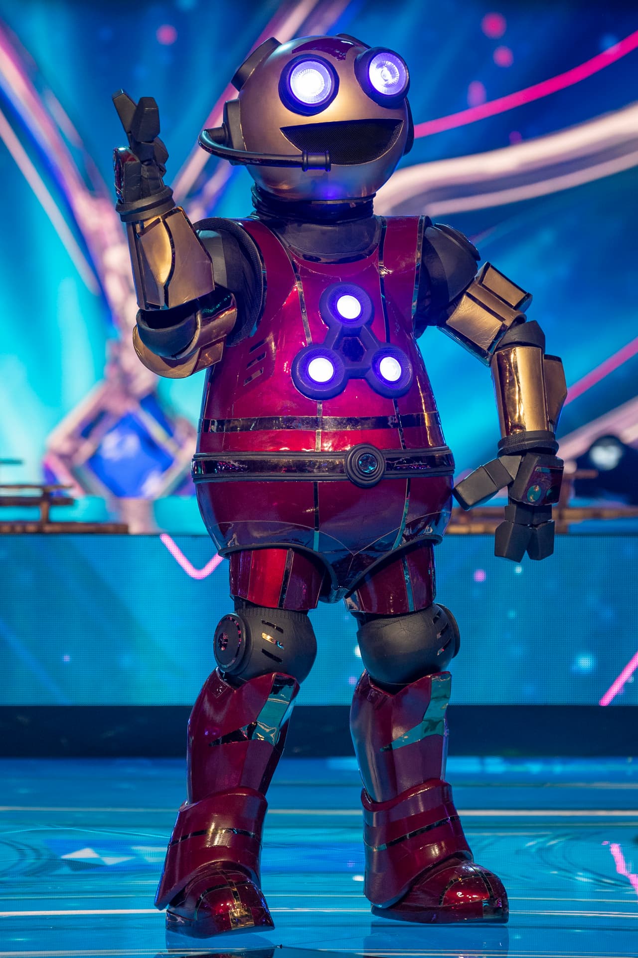 Después fue el turno de Bot, quién decidió sorprender al público con la canción 'Pa’ Olvidarme De Ella'. Los investigadores aceptaron que no era sencillo adivinar su identidad, ya que no estaban seguros si se trataba de una persona joven o madura.