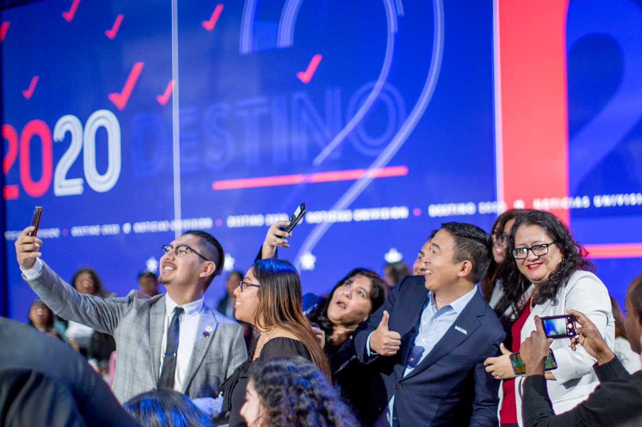 El empresario asiático-estadounidense se tomó varios selfies con los estudiantes que estaban en el escenario. Habló de una de sus principales propuestas de campaña, la del pago universal de 1,000 dólares por mes a todos los estadounidenses.