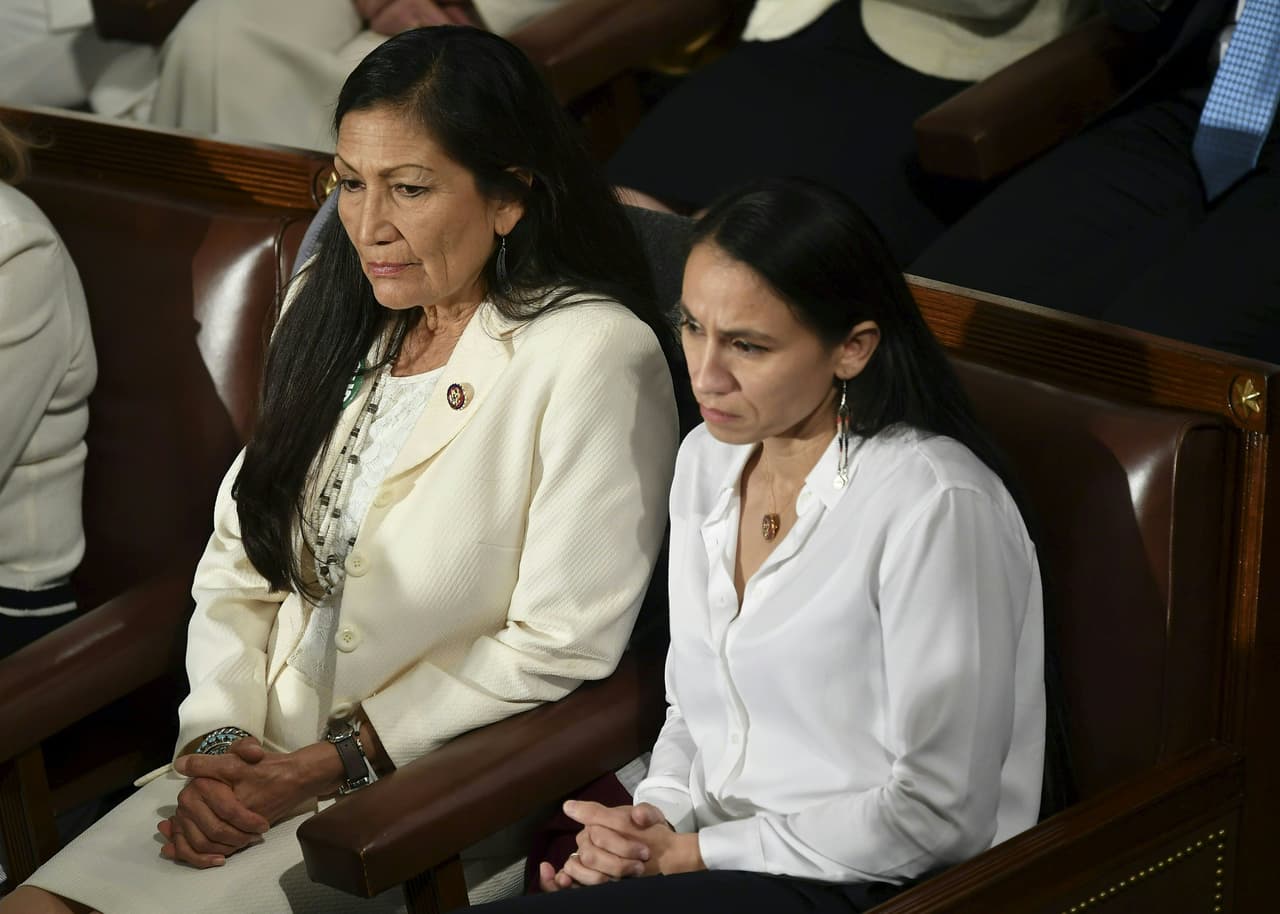 Las representantes demócratas Sharice Davids y Debra Haaland, las primeras de origen indígena en el Congreso de EEUU, durante el discurso de Trump.
