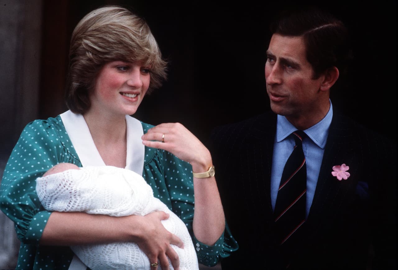 La infidelidad del príncipe hacia Lady Diana provocó una
<b><a href="https://www.univision.com/entretenimiento/25-anos-de-infidelidades-mentiras-y-escandalos-entre-lady-di-y-el-principe-carlos-video" target="_blank">crisis matrimonial</a></b> que fue imposible de resarcir.
<br>