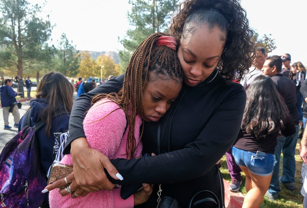 Tras el tiroteo, el distrito escolar y la ciudad de Santa Clarita han dispuesto apoyo emocional para todos los afectados.