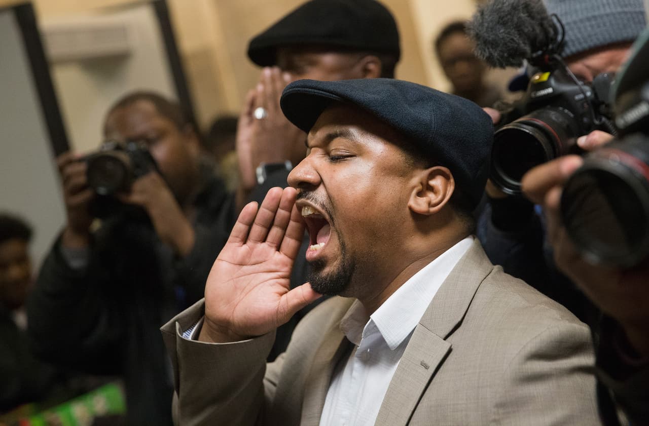 Manifestantes en Chicago piden la renuncia del alcalde tras muerte de afroamericano