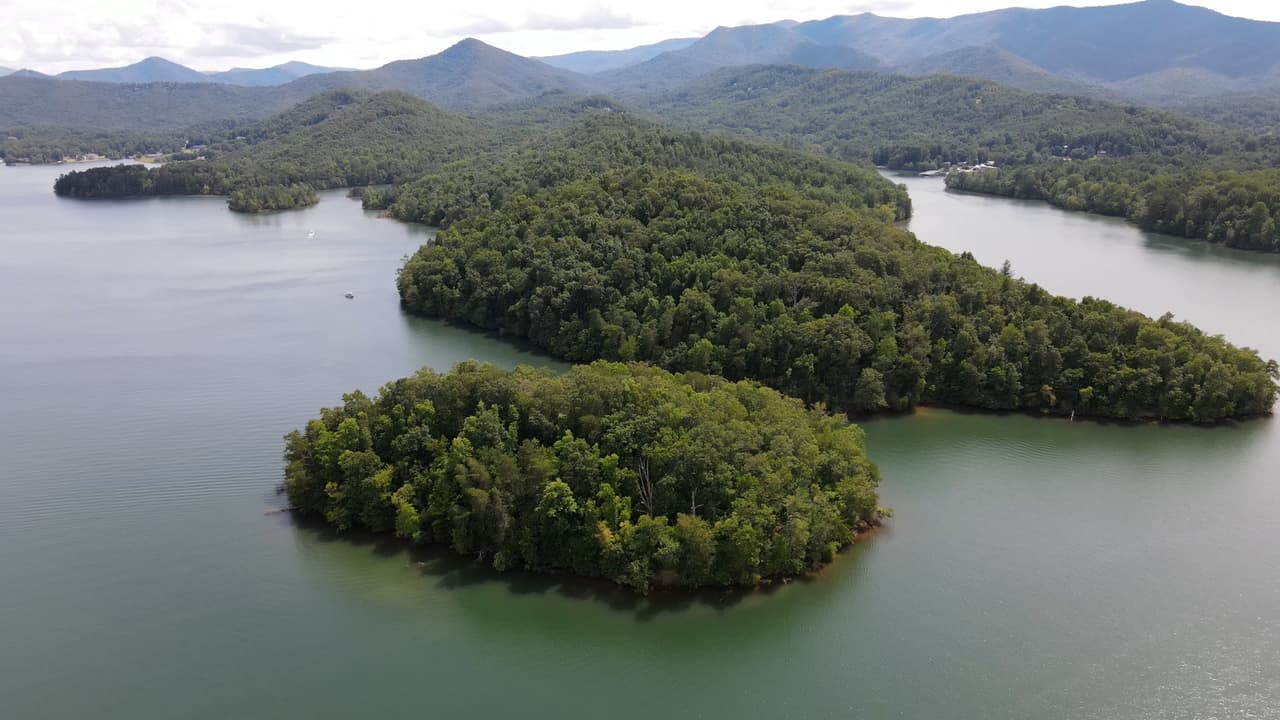 La belleza escénica del lago Chatuge es casi insuperable en las Montañas Apalaches del Sur, y atrae a turistas y residentes de temporada de todo el país.