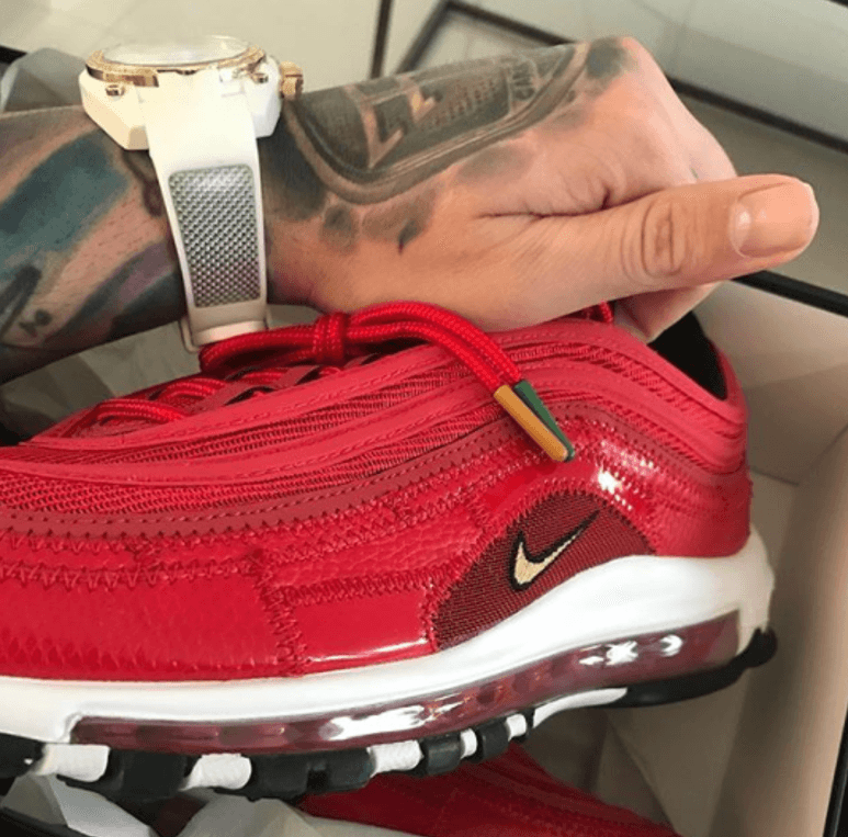 “Gracias a mi hermano Cristiano que siempre me regala (un par de tenis) antes de que salga su nueva colección. Respeto ‘bro’. Están durísimas”, escribió en su Instagram.