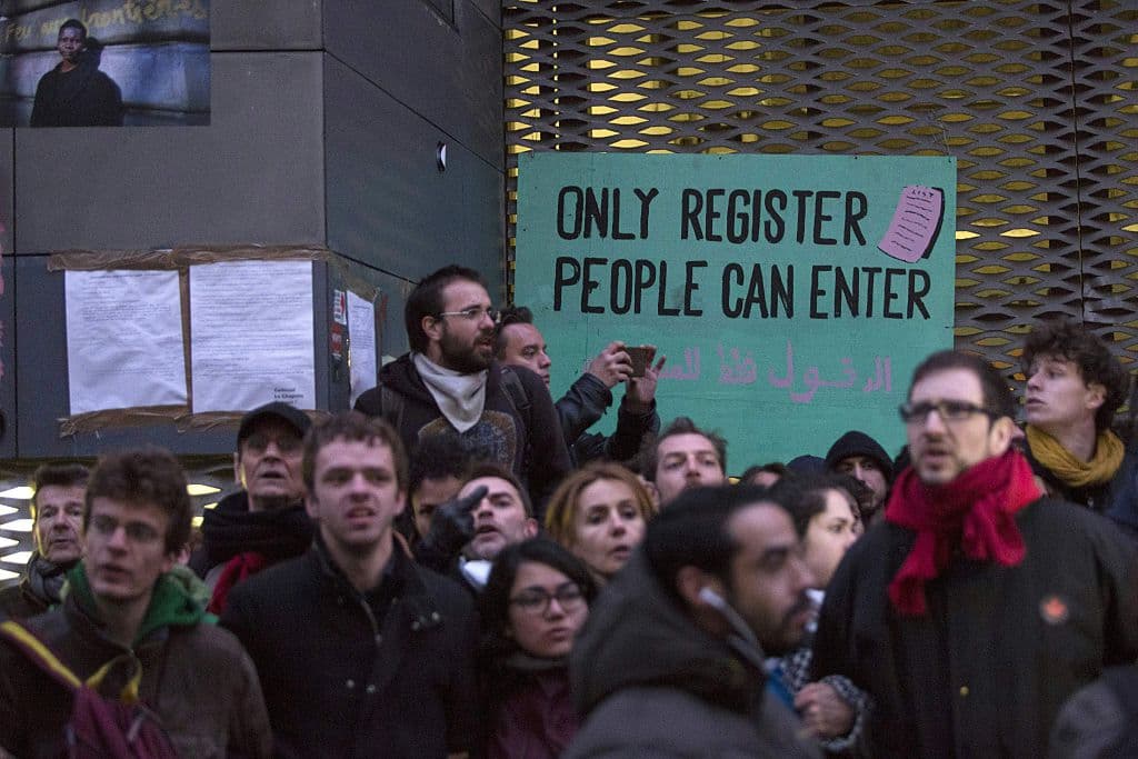 A su llegada la policía dispersó a varias decenas de manifestantes que habían formado una cadena humana frente a la entrada del liceo