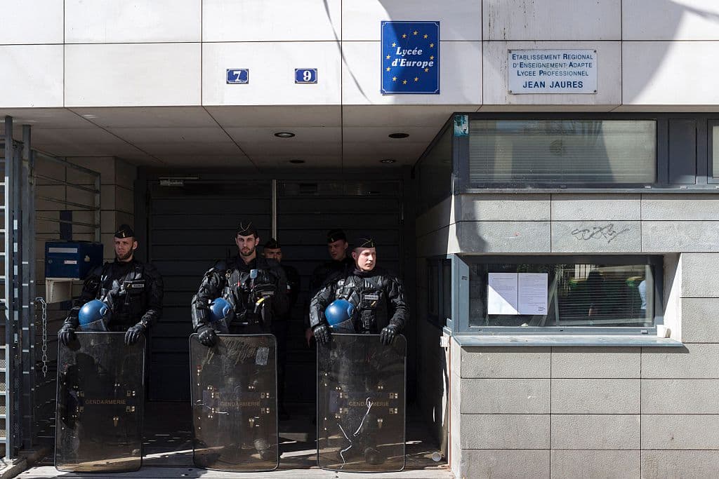 La policía accedió finalmente al edificio por otra puerta y tuvo que retirar sillas y mesas para entrar, explicó un miembro del colectivo de apoyo.