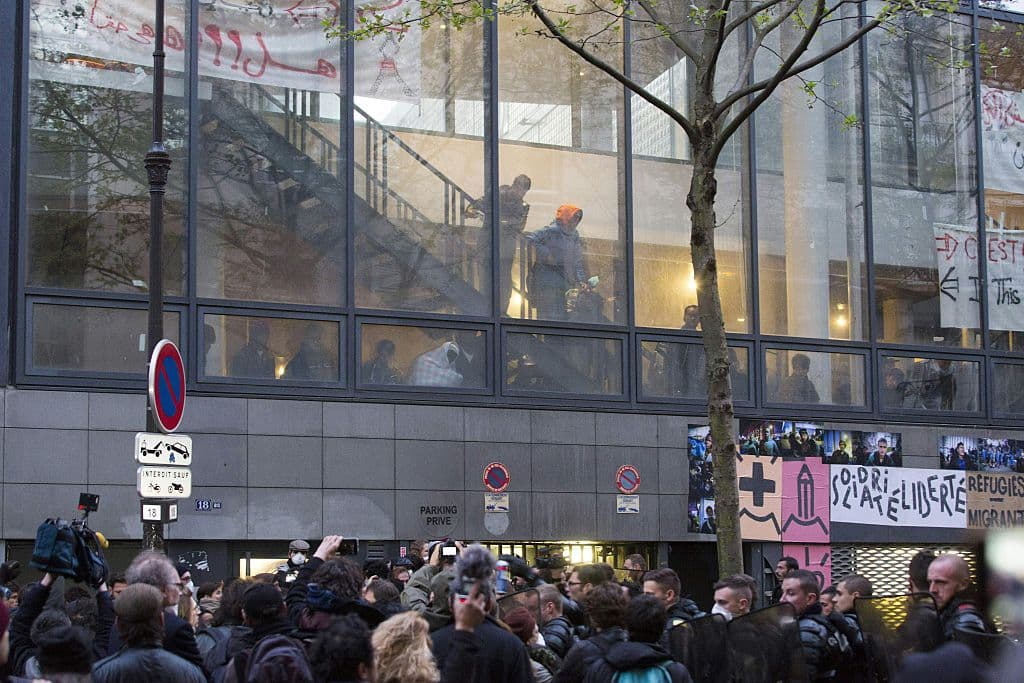 En la madrugada del 22 de abril, ocuparon el edificio unos 150 migrantes, en su mayoría afganos, yemeníes, sudaneses, eritreos y somalíes