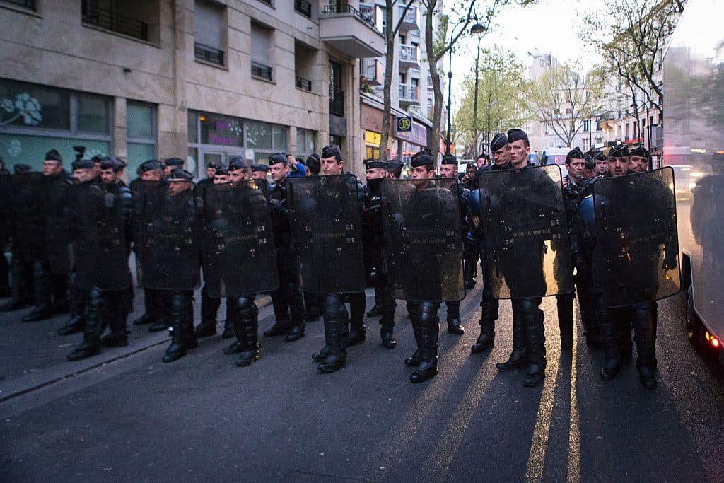 La policía procedió a la evacuación usando gases lacrimógenos y un gran número de funcionarios.