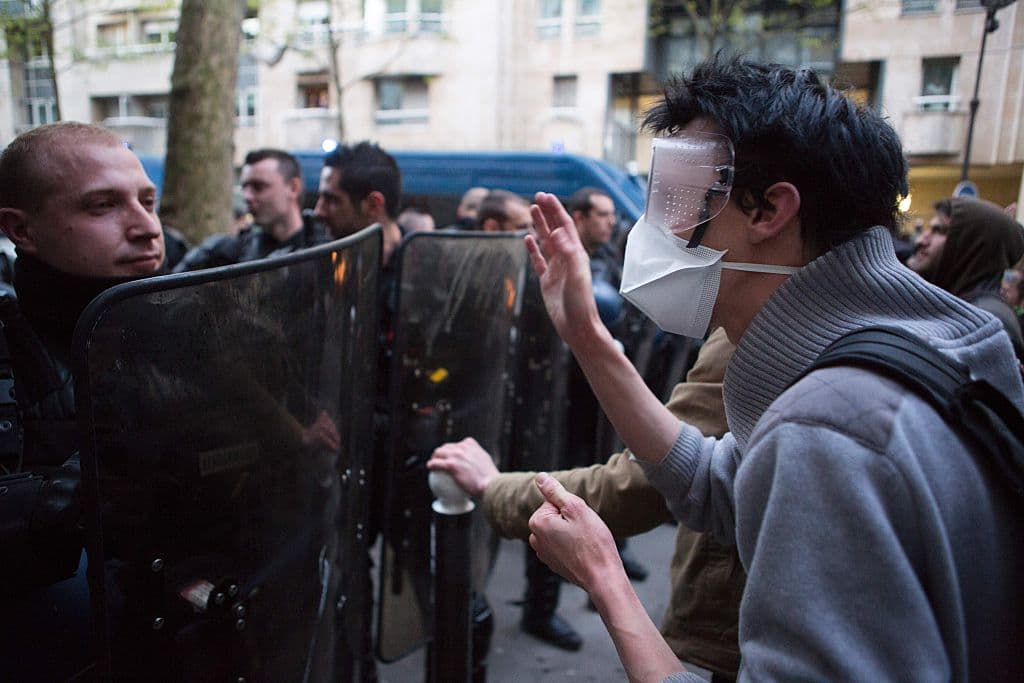 Algunos manifestantes con la cara tapada lanzaron proyectiles contra la policía