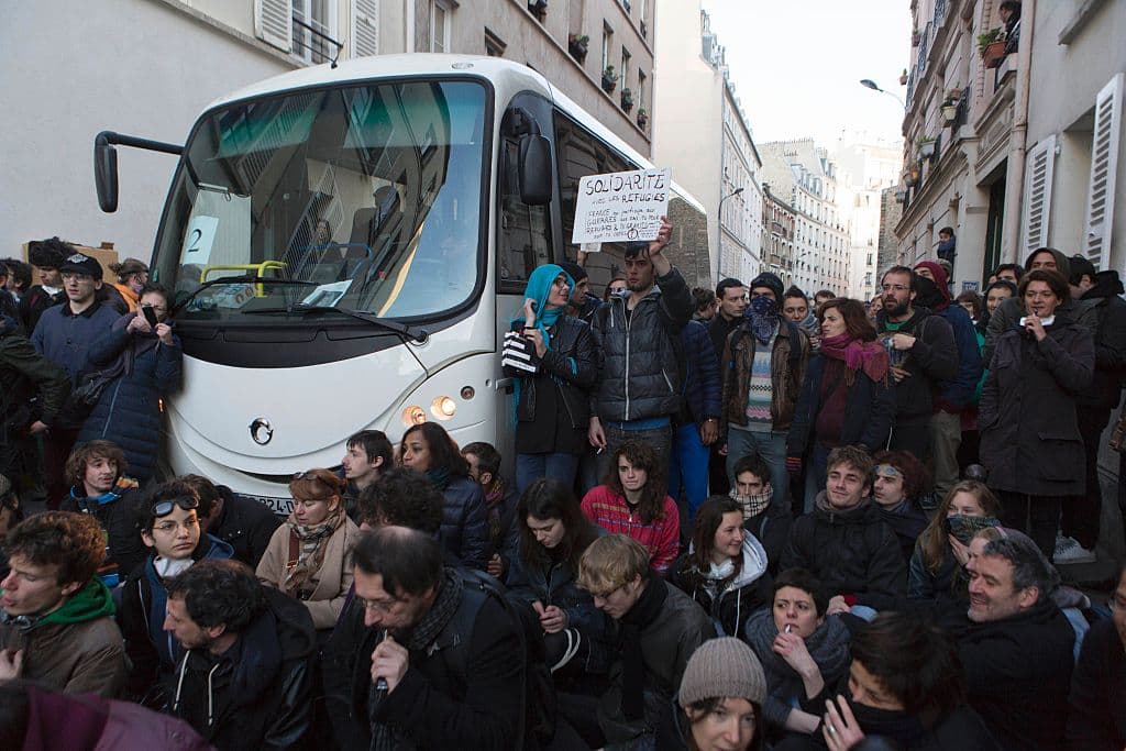 Colectivos de extrema izquierda reclamaron la operación al señalar que el edificio está totalmente vacío e inoperativo