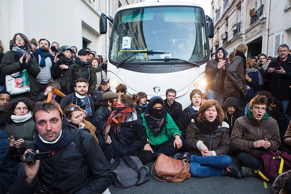 Asociaciones de apoyo a los inmigrantes y movimientos como la Nuit Debout (Noche en pie), que guarda similitudes con el 15-M español o el estadounidense Ocuppy Wall Street, habían convocado a sus simpatizantes para intentar impedir la evacuación