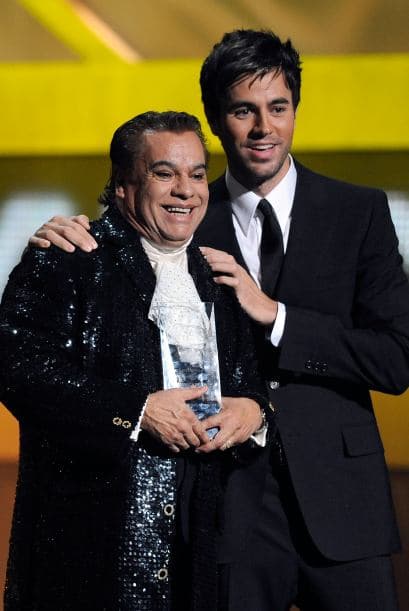 Y no paró de abrazarlo.