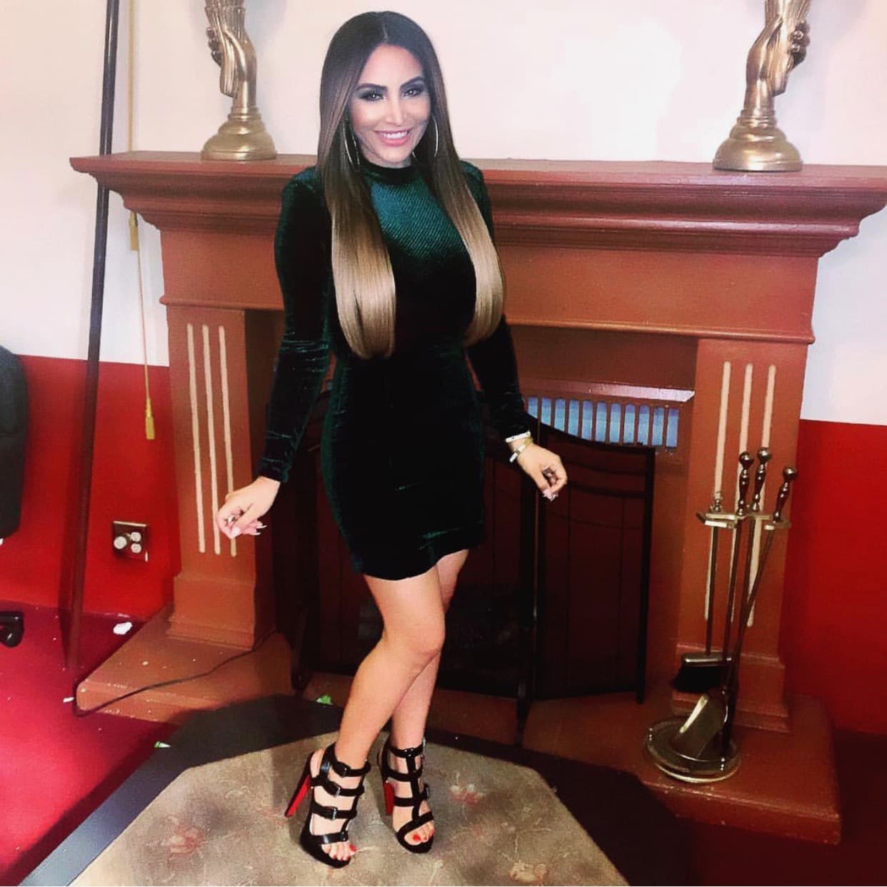 En una noche fresca, La Bronca opta por un vestido verde de manga larga y 'turtle neck'.