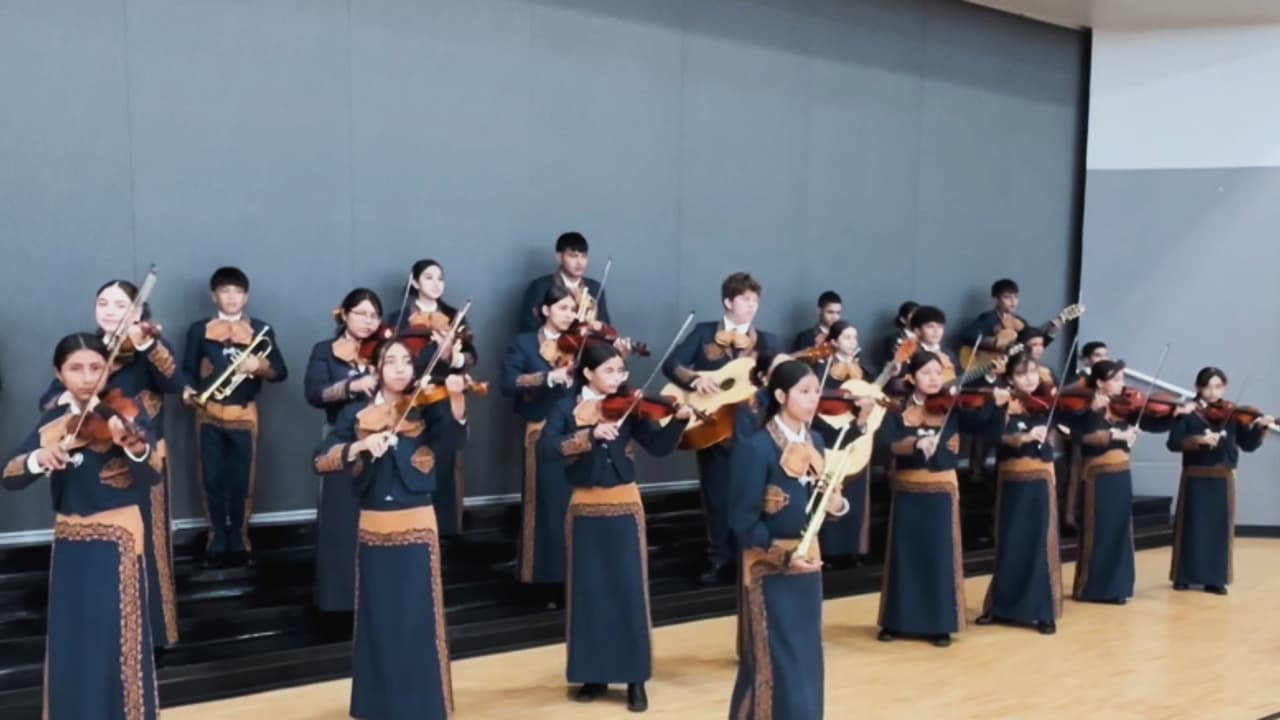Estudiantes en Phoenix mantienen vivas sus raíces latinas y se conectan con sus familias a través del mariachi