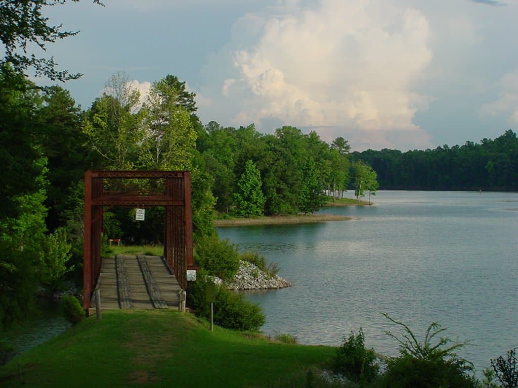 Un sendero natural sigue la costa hasta uno de los puentes de acero más antiguos de la zona, recorre los bosques contiguos y regresa a la playa. La zona cercana al lago es ideal para explorar con tus mascotas.