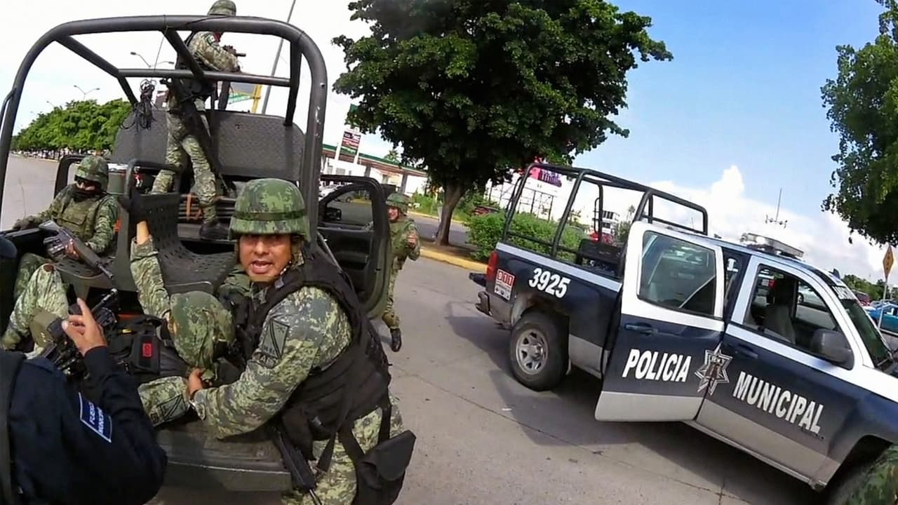 A las 3:25 pm se reportan los primeros militares heridos por las balaceras en varios puntos la ciudad. El personal militar recibía fuego intenso, de frente y por la retaguardia. Habían reportado también la fuga de
<a href="https://www.univision.com/noticias/criminalidad/esto-es-lo-que-se-sabe-de-los-55-reos-que-se-fugaron-en-culiacan-durante-el-fallido-arresto-del-hijo-de-el-chapo">más de 50 reos del penal de Aguaruto.</a>