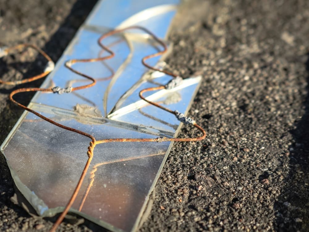 <h3 class="cms-H3-H3">Reutilizarlos </h3>
<br>
<br>Se cree que, para esquivar a la mala suerte, una vez que hayas recogido los pedazos, en la antigüedad reutilizaban los pedazos en alguna manualidad o bien los hacían polvo, una vez hecho esto procedían a deshacerse de ál. 
<br>