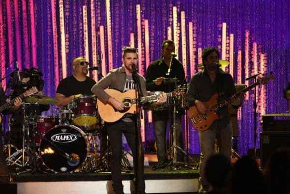 Juanes trajo “LUZ” al escenario de Nuestra Belleza Latina y las chicas gozaron con la música del colombiano además que lucieron sencillamente espectacular en coloridos atuendos. ¡Vaya manera de abrir el show!