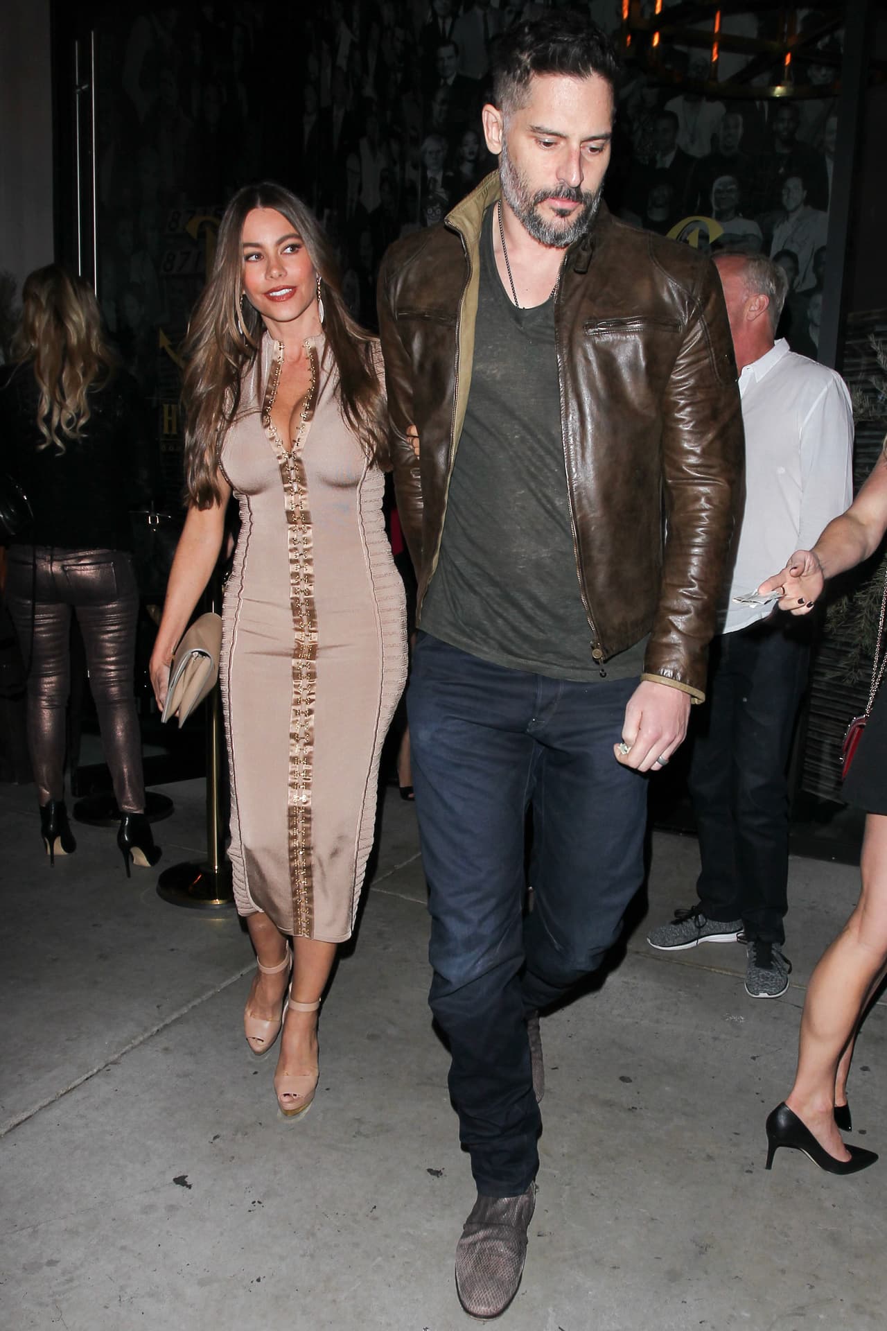 Además, muy feliz de la mano de su esposo.