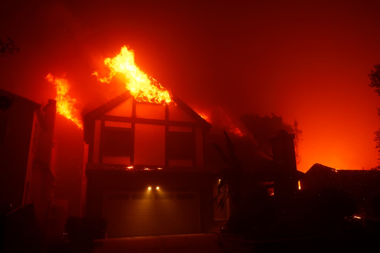 Alivio a comunidades: Líderes locales como el alcalde de Malibu, Doug Stewart, expresaron solidaridad con las
<b> familias desplazadas y prometieron apoyo continuo.</b>