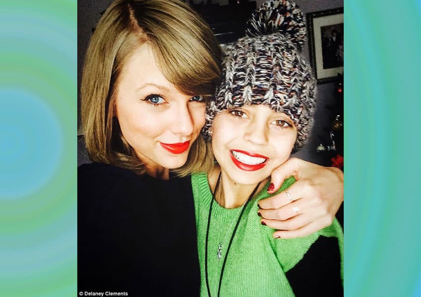 Otra que hizo más feliz la Navidad de una pequeña, fue Taylor Swift que visitó a Delaney Clements, una pequeña de 13 años que lucha contra el cáncer.