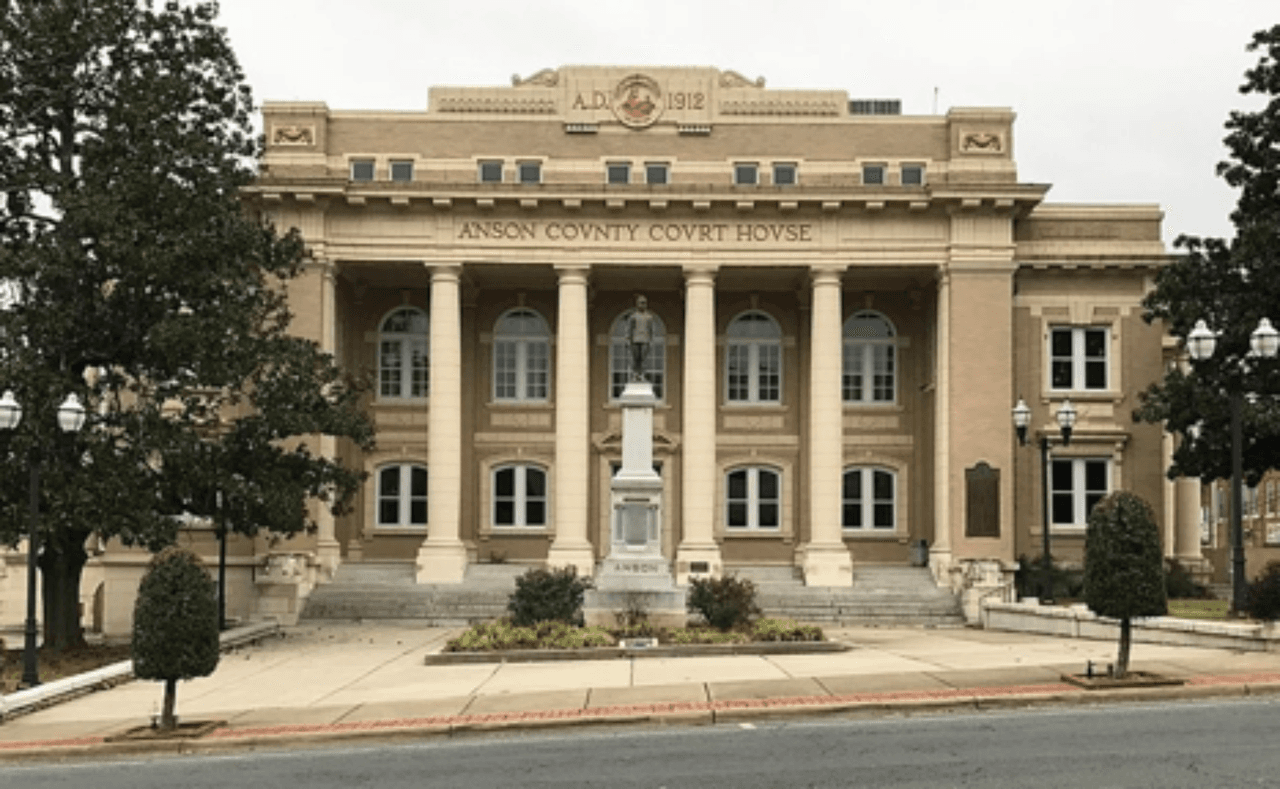 <h3 class="cms-H3-H3">6. Polkton, Carolina del Norte</h3>
<br>
<br>🏡 
<b>Cambio en la población de 2010 a 2020: </b>-31.7%
<br>
<br>🏡 
<b>Población total: </b>3,350 en 2010; 2,288 en 2020.
<br>
<br>🏡 
<b>Ingreso medio por hogar:</b> $43,875
<br>
<br>🏡
<b> Tasa de pobreza: </b>13.5%
<br>
<br>🏡 
<b>Tasa de desempleo, promedio en los últimos cinco años: </b>5.3%
<br>