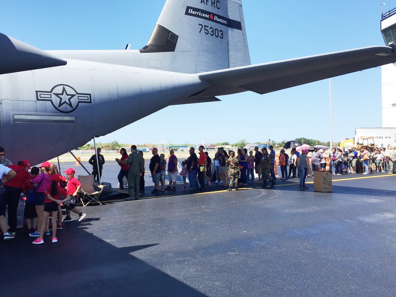 Avión cazahuracanes causa curiosidad en Ponce