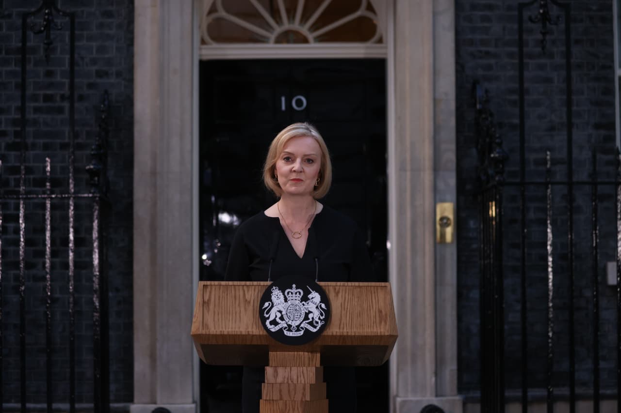 La primera ministra, Liz Truss, manifestó desde Downing Street sus condolencias: "La reina Isabel II nos dio la fuerza y la estabilidad que necesitábamos. Ella fue el espíritu de Gran Bretaña y ese espíritu perdurará. Es un día de gran pérdida. 
<b>Hoy la corona pasa a un nuevo monarca, un nuevo jefe de Estado, su majestad el rey Carlos III... Le ofrecemos lealtad y devoción. Dios salve al rey".</b>