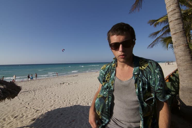 Julián Rodríguez en su primer viaje a la Cuba de su abuela.