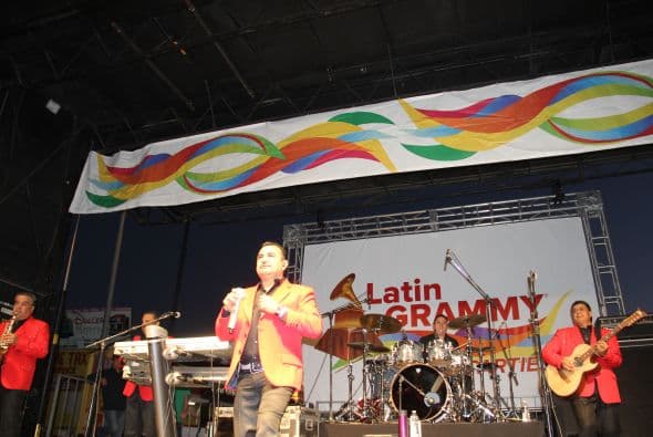 Cientos de personas disfrutaron de la tremenda celebración del Latin Grammy Street Party en Phoenix, donde estuvieron presentes varias agrupaciones nominadas a los premios GRAMMY® Latino incluyendo: Conjunto Primavera, Voz de Mando y Los Canarios de Michoacán. Esta fenomenal fiesta es un preámbulo a la gran noche de la música con la edición 15 de los premios anuales del GRAMMY Latino. Además de disfrutar de lo mejor de la música, los fans pudieron ganar premios y conocer a personalidades de Televisión y Radio de Univisión Arizona.