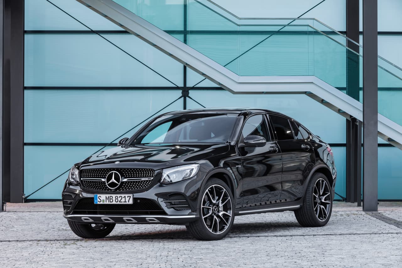 La 
<b>Mercedes-AMG GLC43 Coupe</b> cuenta con un sistema de suspensión deportiva diseñado por AMG basado en la tecnología de 
<i>Air Body Control</i> con amortiguadores adaptables. Según Mercedes-Benz sistema de suspensión de aire con cámaras múltiples proporciona un buen balance entre dinámicas de manejo deportivas y un paseo confortable.