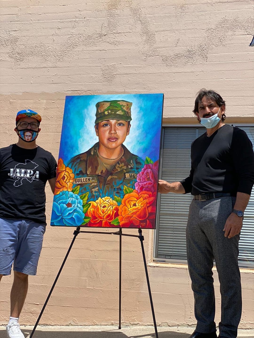 Inicialmente pintó un cuadro que quería regalárselo a la mamá de Vanessa Guillén, lo cual generó buenos comentarios en la comunidad.